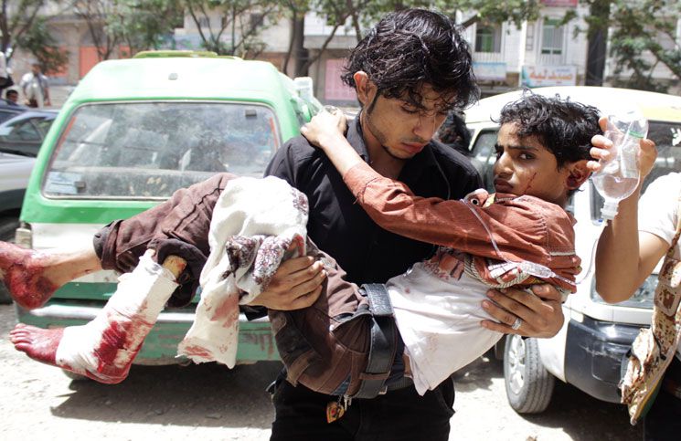 يمني يحمل رفيقا أصيب في القصف الذي تشنه ميليشيات الحوثي على تعز الفرنسية